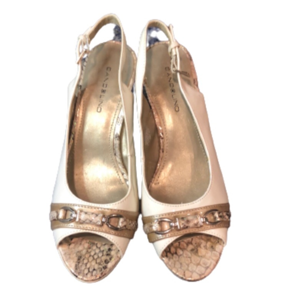 BANDOLINO MILLIGAN white peep toe pump•tan snakeskin accents•buckle across toe•8